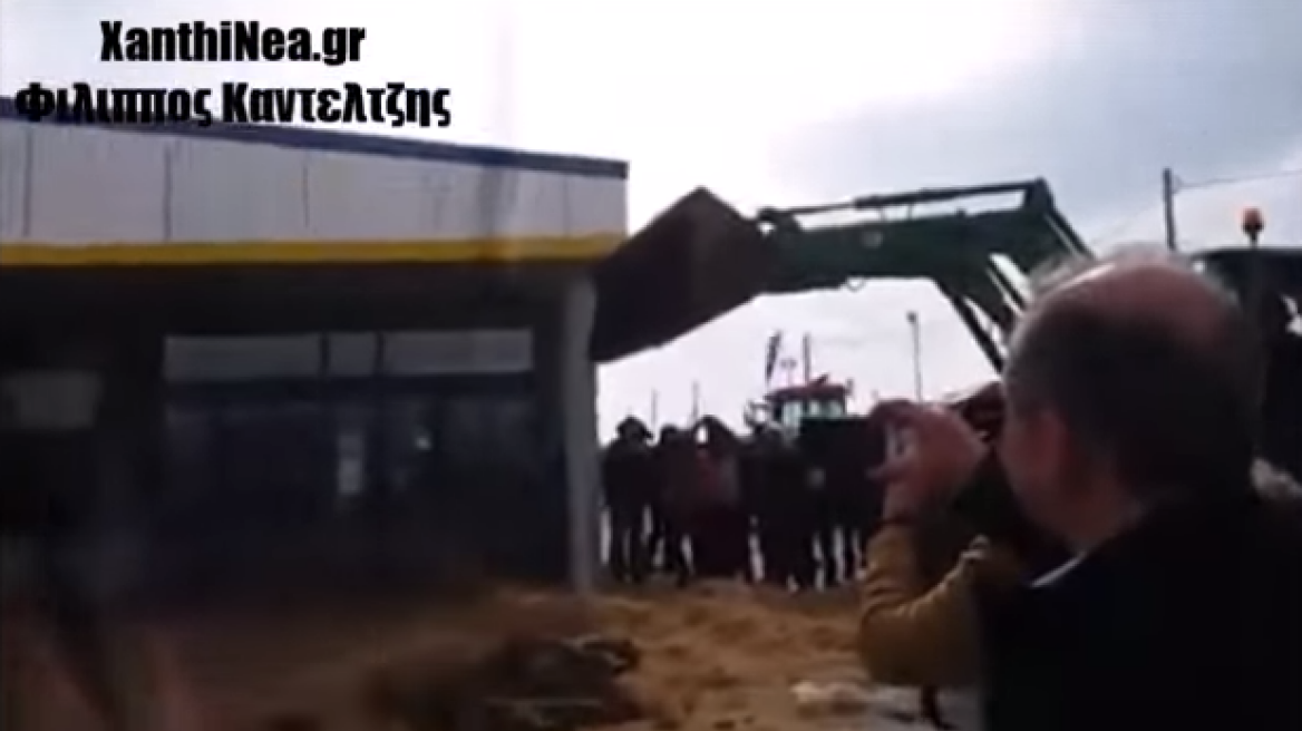 Βίντεο: Οργισμένοι διαδηλωτές «έθαψαν» με άχυρα το Lidl Αλεξανδρούπολης